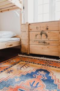 克鲁什港Jaca Hostel Porto da Cruz的一间卧室配有一张床和地毯