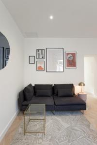 阿尔勒La Nuit Arlésienne - Exclusive apartments的客厅配有沙发和桌子