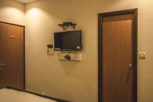 波尔沃林Amber Rooms的墙上配有平面电视的房间