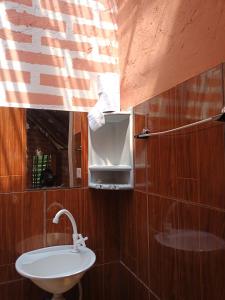 卡罗莱纳Refúgio Raiz Camping的一间带水槽和镜子的浴室