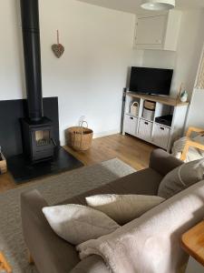 Cosy Cotswolds Self-Contained One Bedroom Cottage的休息区