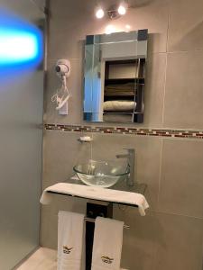诺诺Colinas de Nono的浴室配有盥洗盆、镜子和毛巾