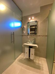 诺诺Colinas de Nono的一间带水槽和镜子的浴室