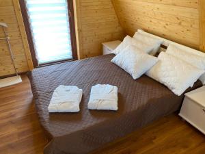 MikolaivkaGreen Village的一间卧室配有带毛巾的床