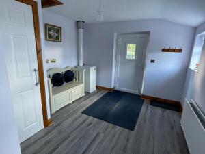 CullybackeyRose Cottage的一间设有门廊和地毯的房间