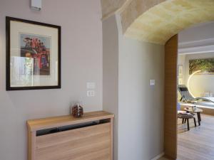马泰拉SaxAurea的一间设有走廊的房间,配有一张桌子和墙上的绘画