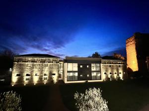 牛津马尔马逊牛津酒店的一座晚上点亮的建筑,灯火通明