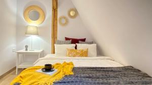 弗罗茨瓦夫Wroclaw Inn Apartments的一间卧室配有一张黄色毯子床