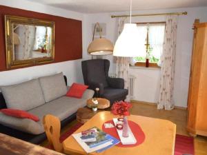 柯尼希斯湖畔舍瑙佛罗伦萨之家公寓的客厅配有沙发和桌子