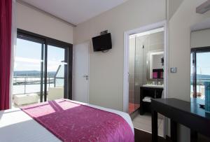 勒拉旺杜巴普迪斯丁酒店的一间带粉红色床的卧室和一间浴室