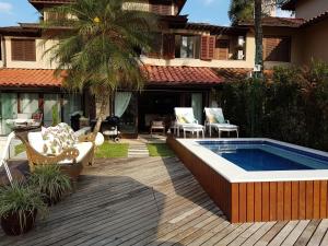 安格拉杜斯雷斯Casa no Condomínio Porto Frade - pertinho da praia的一个带游泳池和房子的后院