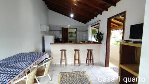 Casa em Ilhabela SP的厨房或小厨房