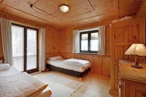瑟尔Haus Gerdi的一间卧室设有两张床和两个窗户。