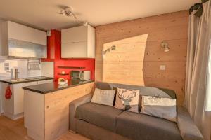 于埃Cosy studio with balcony at the heart of L'Alpe d'Huez - Welkeys的带沙发的客厅和厨房