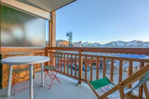 于埃Cosy studio with balcony at the heart of L'Alpe d'Huez - Welkeys的阳台配有桌椅,享有山景。