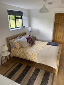 Cosy Cotswolds Self-Contained One Bedroom Cottage客房内的一张或多张床位