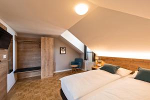 斯德勒基赫斯臣酒店的酒店客房设有两张床和电视。