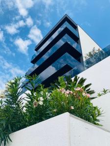杜布罗夫尼克New&Luxury Apartment with an Outstanding View - Bombii Blue的植物建筑的景色