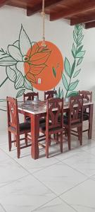 圣路易斯Residência Ilha Bela的一张桌子和椅子,墙上挂着一幅画