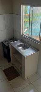 圣路易斯Residência Ilha Bela的一个带水槽和窗户的小厨房
