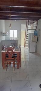 圣路易斯Residência Ilha Bela的一间厨房,里面配有桌椅