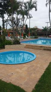 弗洛里亚诺波利斯Chalé em Condomínio com piscina - Ponta das Canas的一个带蓝色游泳池的大型游泳池