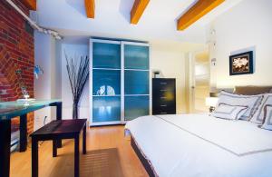 魁北克市La Casa St-Jean - OLD QUEBEC的一间卧室配有一张床、一张书桌和一个窗户。