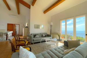 圣拉斐尔Family villa with magnificent sea view for 11 people的客厅配有沙发和桌子
