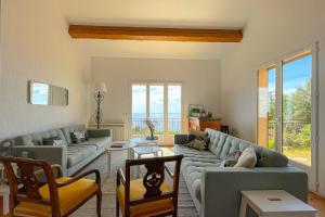 圣拉斐尔Family villa with magnificent sea view for 11 people的客厅配有两张沙发和一张桌子
