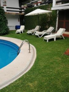 巴耶德布拉沃Casa Dalinda的一个带躺椅和遮阳伞的游泳池
