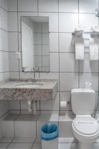 巴雷里尼亚斯Gran Lençóis Flat Residence 2 suítes com sala的一间带卫生间、水槽和镜子的浴室