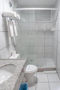 巴雷里尼亚斯Gran Lençóis Flat Residence 2 suítes com sala的白色的浴室设有卫生间和淋浴。