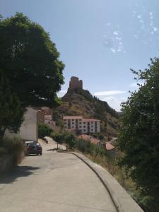 塞尔瓦堡Casa Concha的一座位于山上的建筑,上面有一座城堡