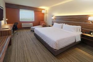 Holiday Inn Express - Monterrey - Fundidora, an IHG Hotel客房内的一张或多张床位