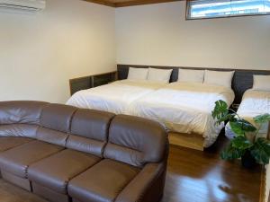 大石Koya TRIBE - Vacation STAY 83407v的客厅配有床和沙发