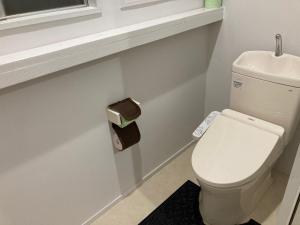 大石Koya TRIBE - Vacation STAY 81288v的浴室配有白色卫生间和盥洗盆。