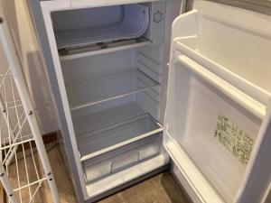 大石Koya TRIBE - Vacation STAY 83403v的厨房里空着冰箱,门开