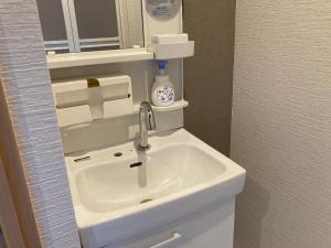 大石Koya TRIBE - Vacation STAY 83403v的浴室设有白色水槽和镜子