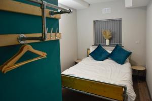 Cwtsh Hostel客房内的一张或多张床位