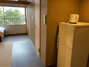 大石Koya TRIBE - Vacation STAY 83089v的客房设有白色冰箱和窗户。