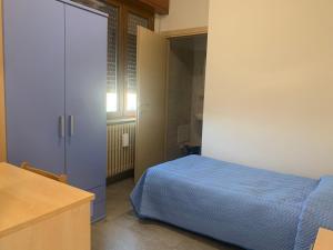 布雷西亚玛尔奇娜酒店的一间卧室设有一张床和一个滑动玻璃门