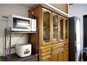 东京NYOZE House - Vacation STAY 84305v的厨房里设有带微波炉的木柜