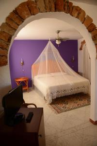 兰佩杜萨Calamadonna Club Hotel的一间卧室配有一张带蚊帐的床