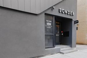 多伦多Sonder The Elm的大楼的角落,有商店入口