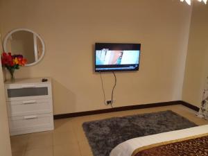 阿卜杜勒国王经济城إطلالة بحرية عوائل فقط KAEC Star Sea View的卧室配有壁挂式平面电视。
