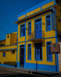 布拉干萨Pousada Aruans Casarão的黄色和蓝色的建筑,设有阳台