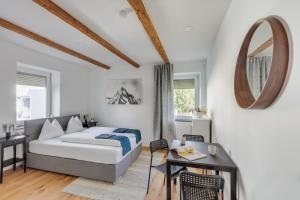因斯布鲁克Innsbruck City Chalet的一间卧室配有一张床、一张桌子和一面镜子
