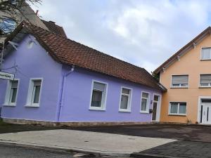 巴特萨尔茨乌夫伦Appartement Lavendel, Ferienwohnung mit eigenem Eingang wie ein kleines Haus的蓝色房子,有棕色的屋顶