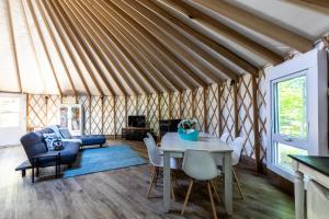 Notre-Dame-du-LausYourtes Glamping du Poisson Blanc的相册照片