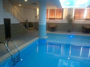 埃尔比勒名贵大饭店的大楼内一个蓝色的大型游泳池